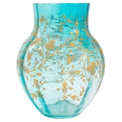 Schöne türkisblaue antike Vase mit erhabenem Blumen- und Schmetterlingsmuster 
