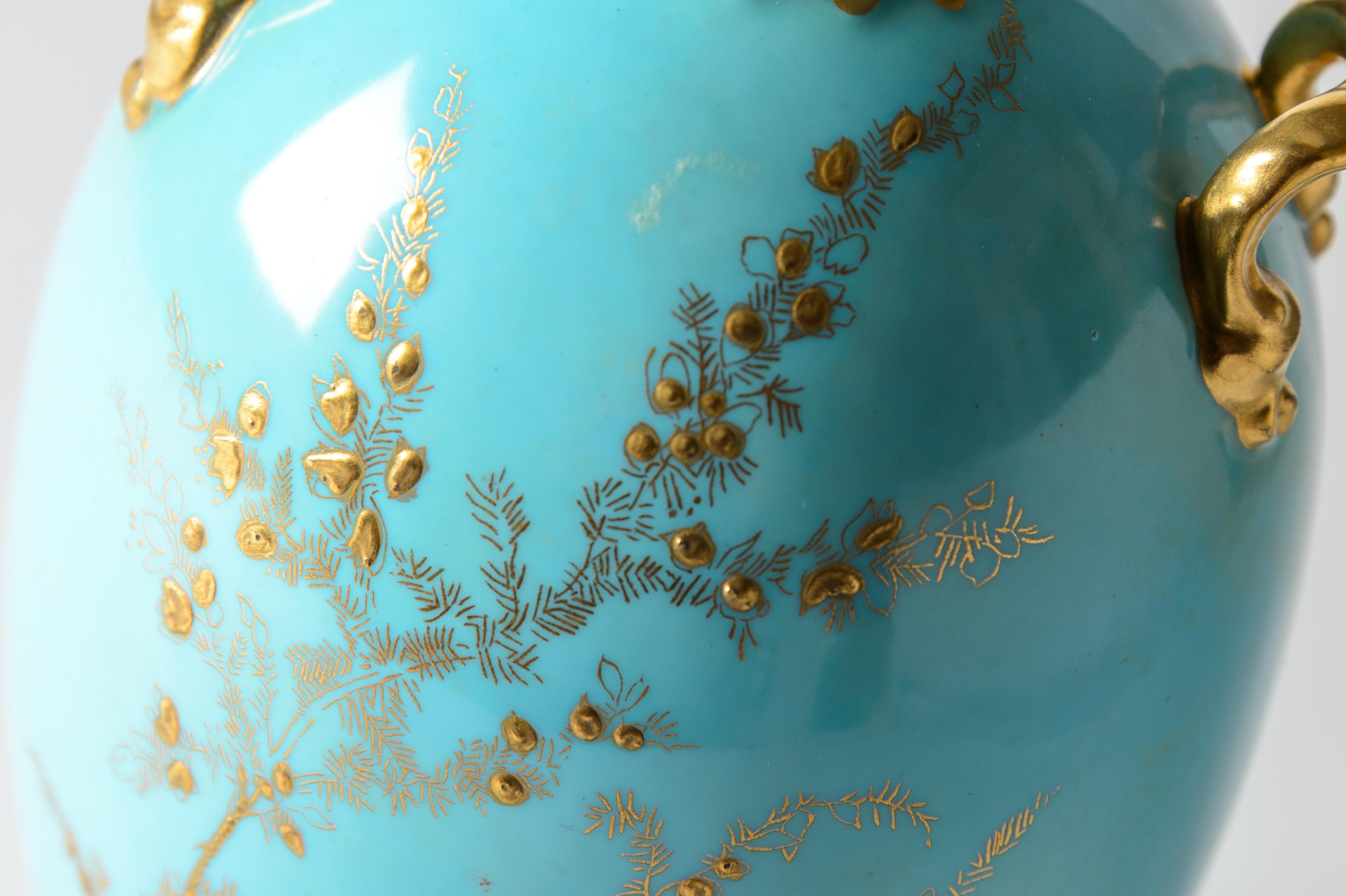 Fait main Joli vase ancien turquoise et or surélevé de Royal Crown Derby, vers 1910 en vente