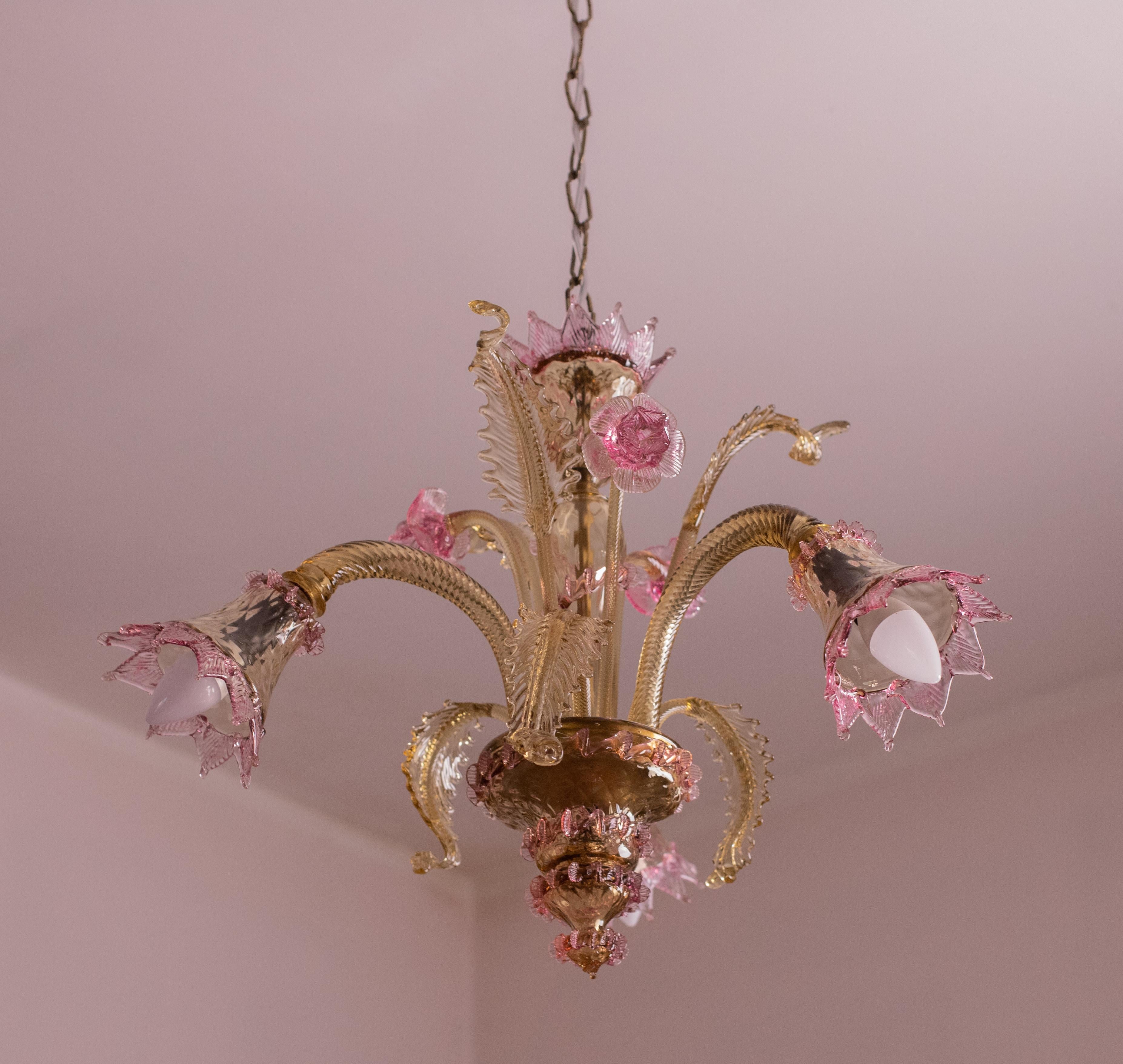 Pretty Murano chandelier, typical classic Venetian color ro

The chandelier has 3 arms that mount 3 e14 light points, European standards.

The fixture is full of leaves and flowers, 3 high leaves, 3 low leaves and 3 flowers.

The height