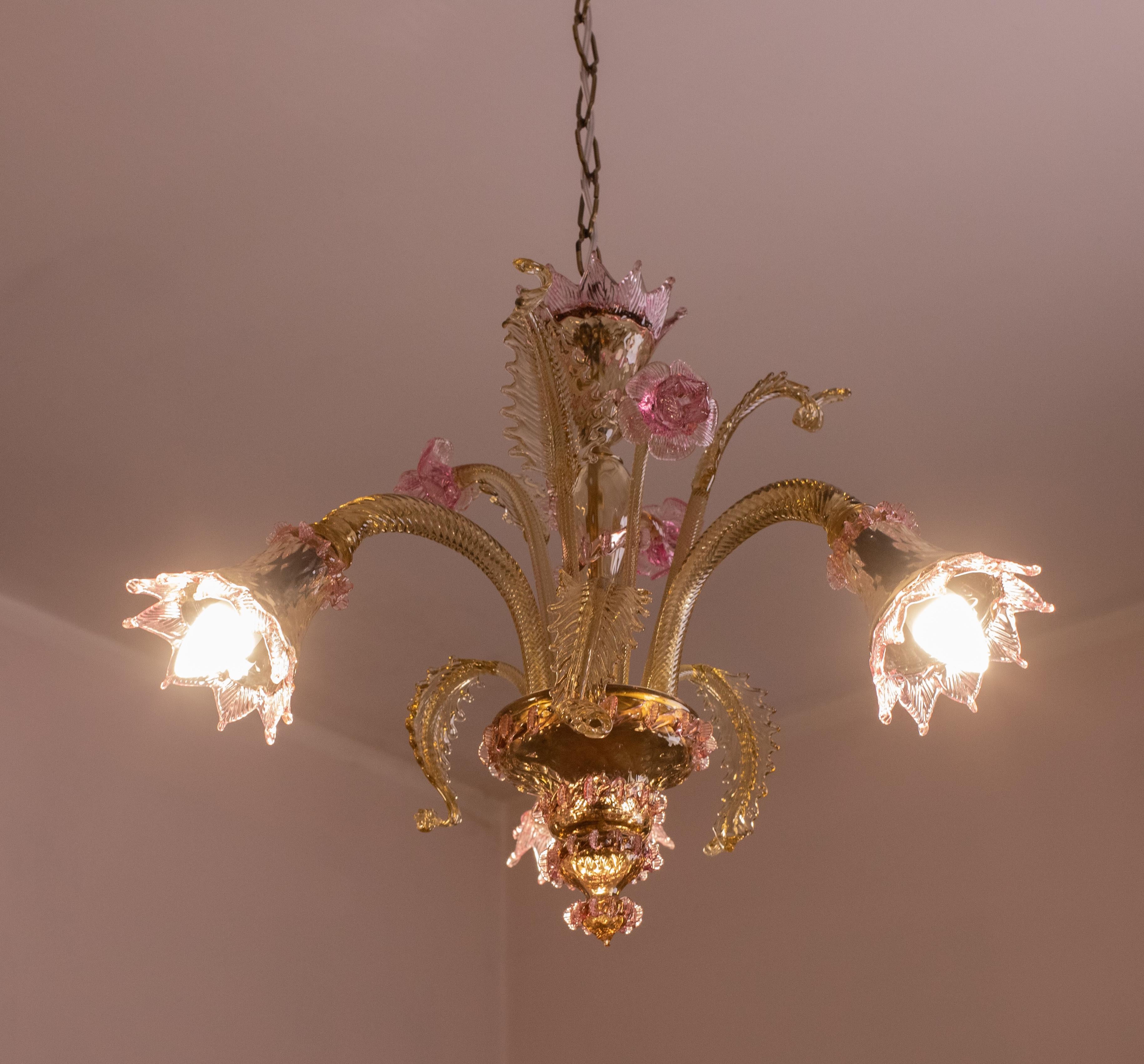 Pretty Venetian Chandelier, Pink and Gold Glass, 1950s In Good Condition For Sale In Roma, IT