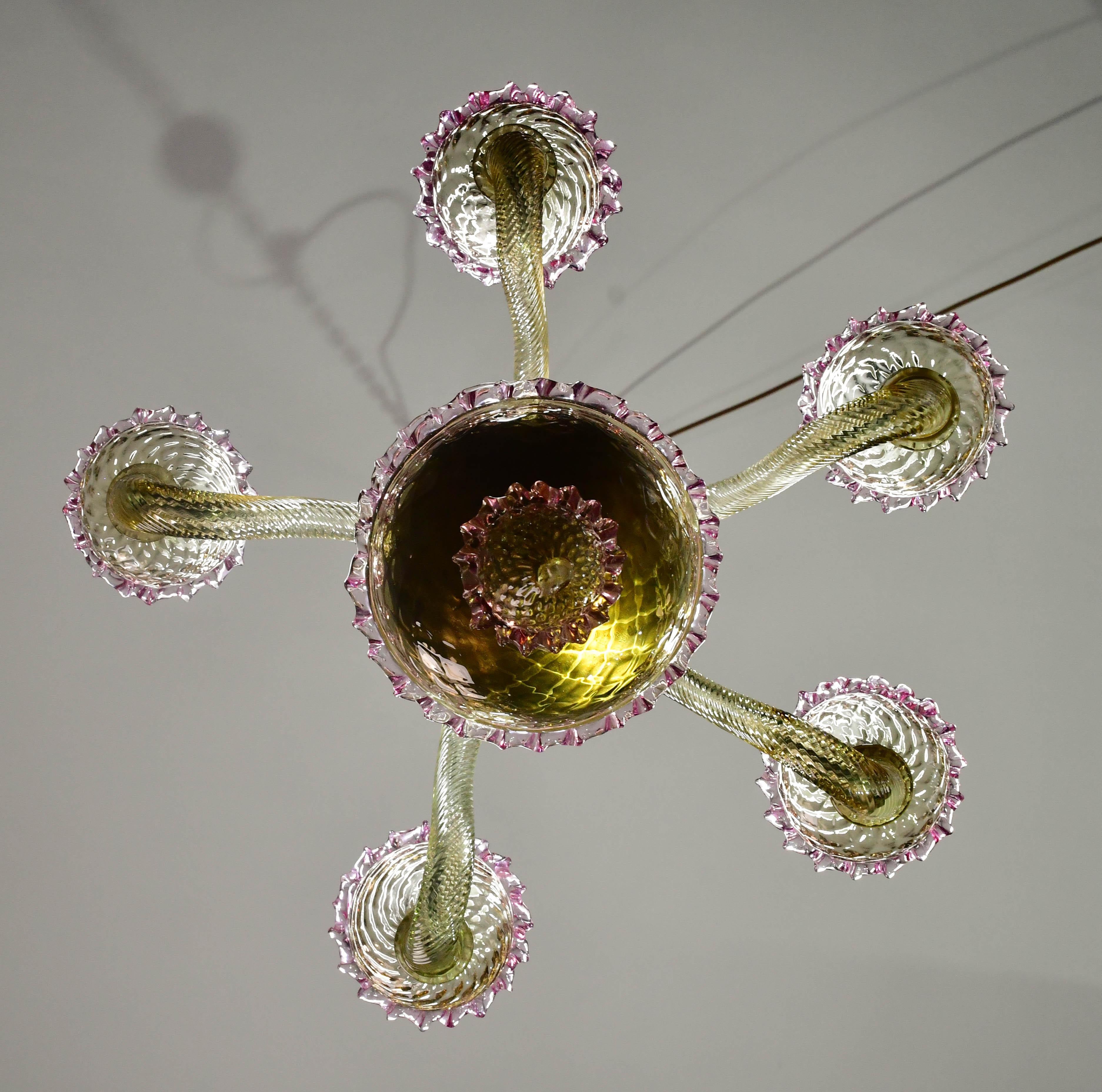 Hübscher venezianischer Kronleuchter, rosa und goldenes Glas, 1950er Jahre (Muranoglas) im Angebot