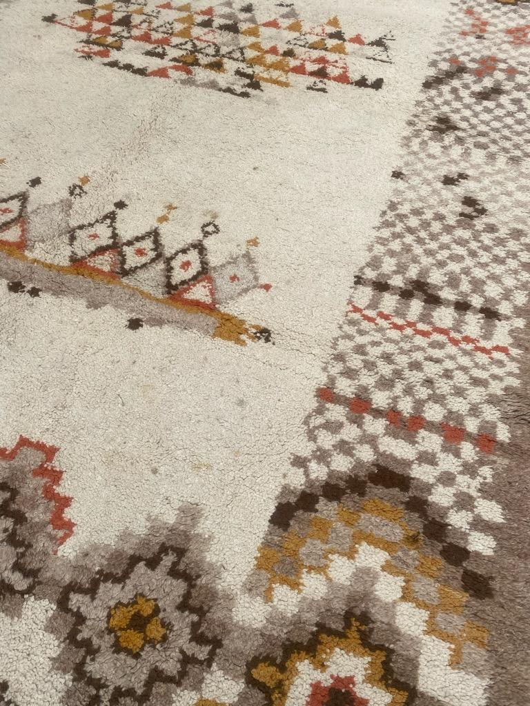 Very beautiful mid-century Moroccan Art Deco rug with beautiful geometrical and tribal design and nice light colors, entirely hand knotted with wool velvet on cotton foundation.

✨✨✨
