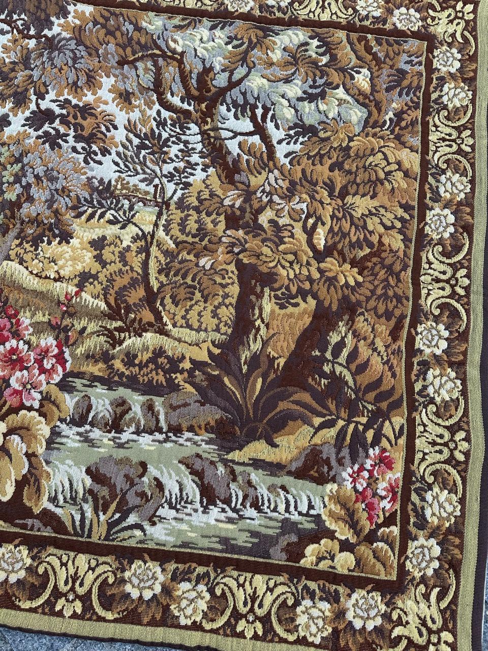 Schöne Vintage Französisch Aubusson Stil Wandteppich mit einem schönen Design der Natur mit Bäumen, Vegetation im Inneren des Waldes, und mit einem Fluss. und mit schönen Farben, ganz mit Wolle gewebt und Baumwolle auf