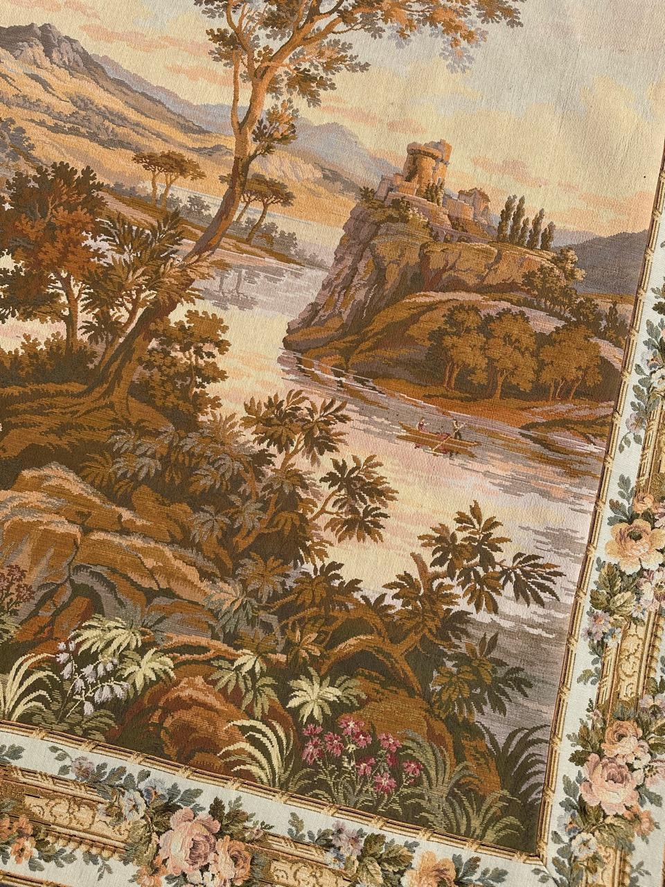 Belle tapisserie française vintage de style Aubusson avec un joli dessin des femmes et des hommes de la ville près de la rivière à l'intérieur du bois. et avec de belles couleurs, entièrement tissée avec de la laine et du coton sur des métiers à