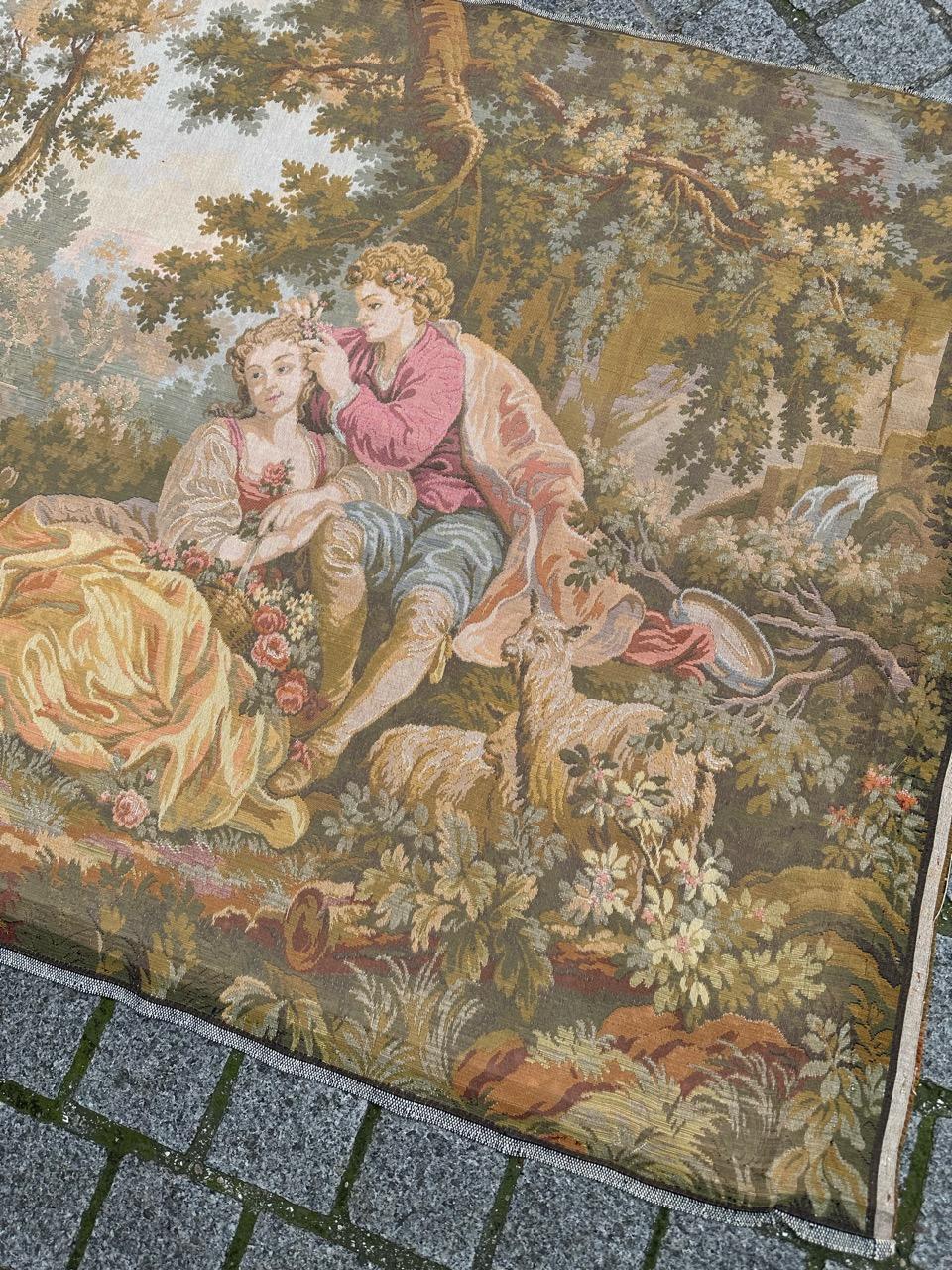 Sehr hübscher französischer Wandteppich aus der Mitte des Jahrhunderts mit schönem galanten Design und schönen Farben, mechanische Jaquar-Fertigung mit Wolle und Baumwolle gewebt.

✨✨✨
