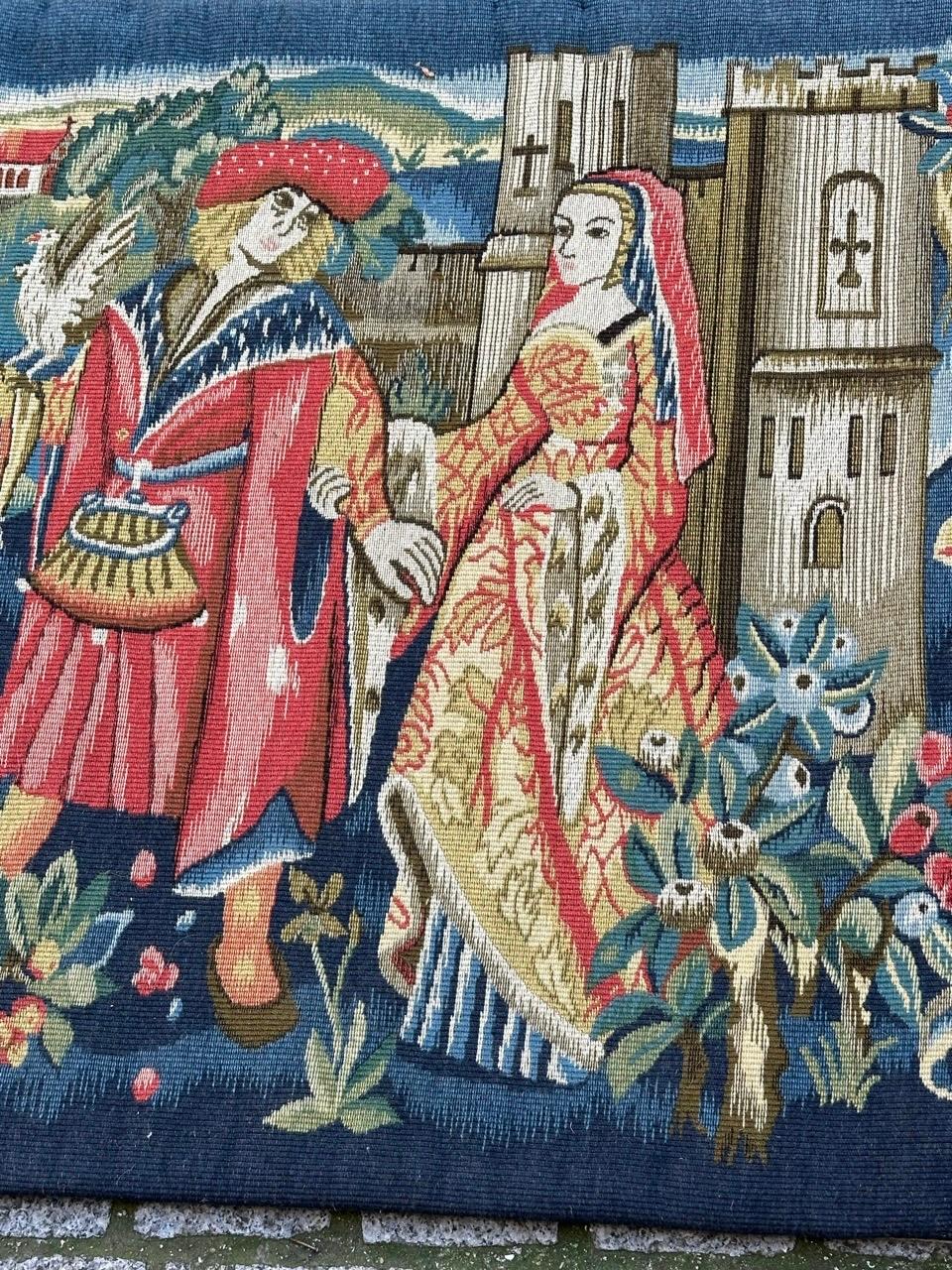 sehr schöner französischer Wandteppich im Aubusson-Stil, mit einem Design eines mittelalterlichen Wandteppichs. Dieser Wandteppich wurde in der renommierten Manufaktur 