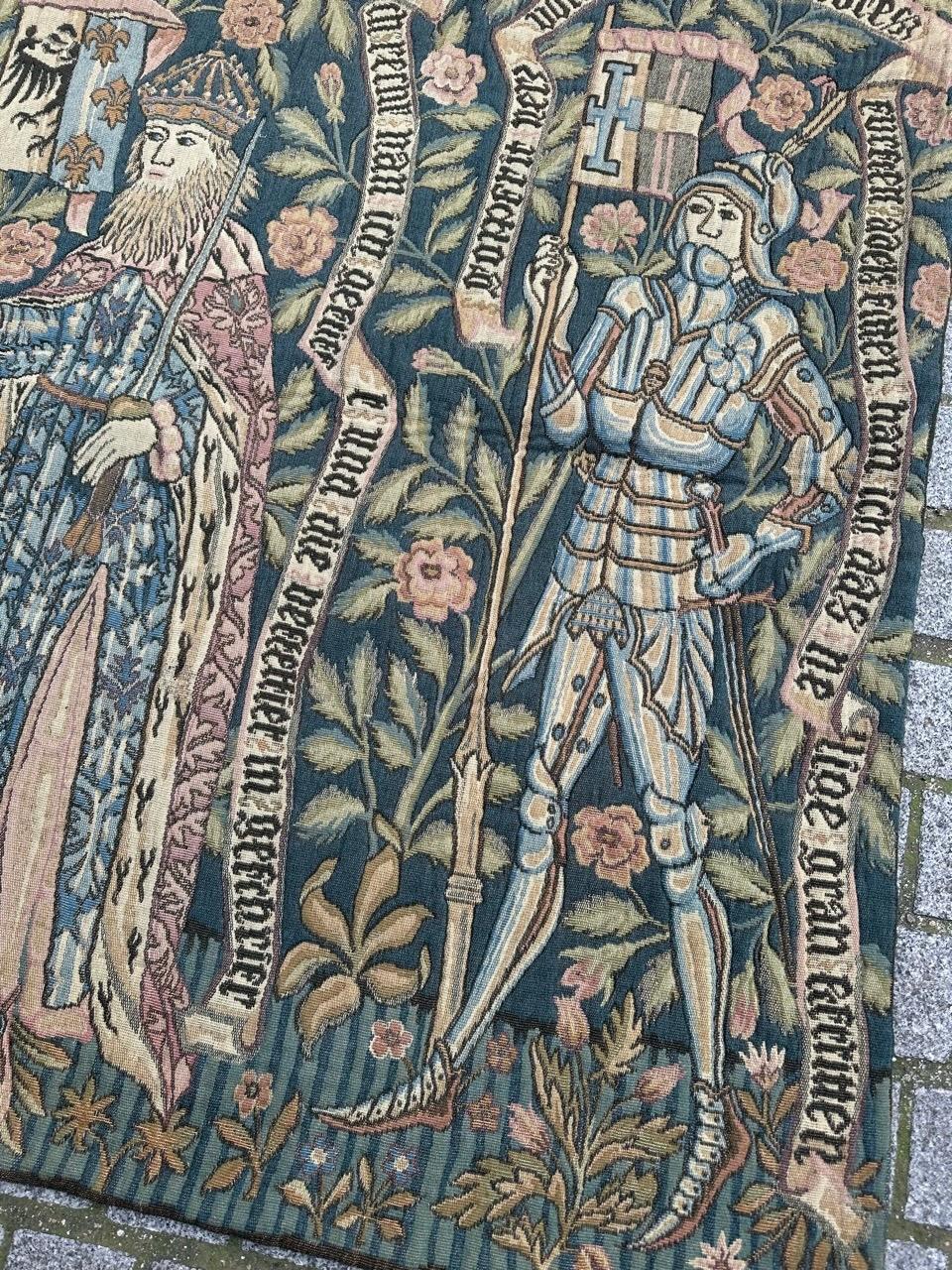 bellissimo arazzo in stile Aubusson, con un disegno di un arazzo medievale renano (1480-1490) di Basilea (Svizzera), che rappresenta una corte reale di Francia, le armi di Francia, con bande di scrittura. il tutto, in una decorazione di fiori e