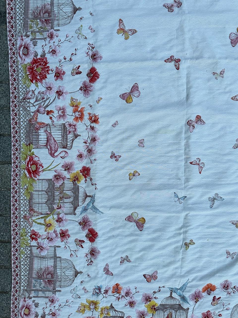 Jolie tapisserie vintage française de style Aubusson ou couverture de lit ou nappe, avec de beaux motifs floraux et de jolies couleurs claires, tissée avec la fabrication mécanique Jaquar avec de la laine et du coton.

✨✨✨

