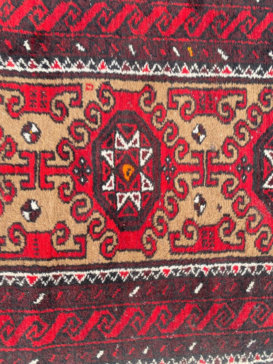 Joli tapis afghan baloutche du 20e siècle avec de beaux motifs géométriques et tribaux et de belles couleurs, entièrement noué à la main avec du velours de laine sur une base de coton.

✨✨✨
