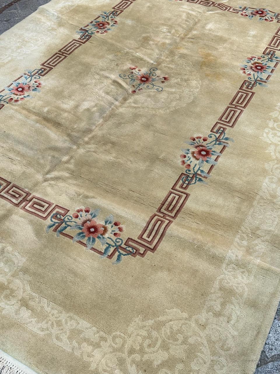 Bellissimo tappeto cinese della metà del secolo scorso con un design in stile art déco e bei colori con campo beige, rosa, rosso, marrone e blu, interamente annodato a mano con lana su base di cotone. 

✨✨✨
