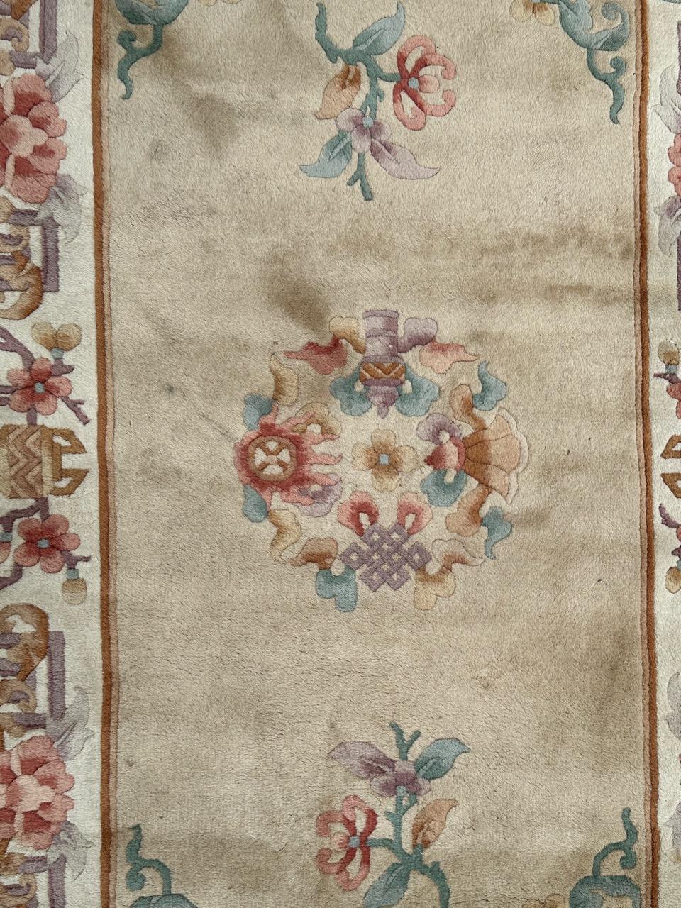 pretty vintage Chinese art deco design rug In Good Condition For Sale In Saint Ouen, FR