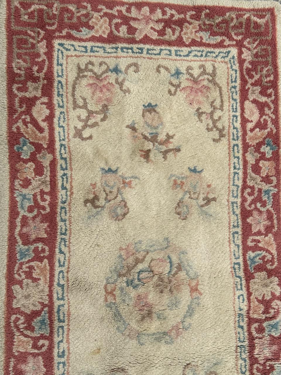 Hübscher chinesischer Teppich aus der Mitte des Jahrhunderts mit schönem chinesischem Design und schönen Farben in Weiß, Rosa, Blau, Grün und Braun, vollständig von Hand getuftet, mit Wolle.

✨✨✨
