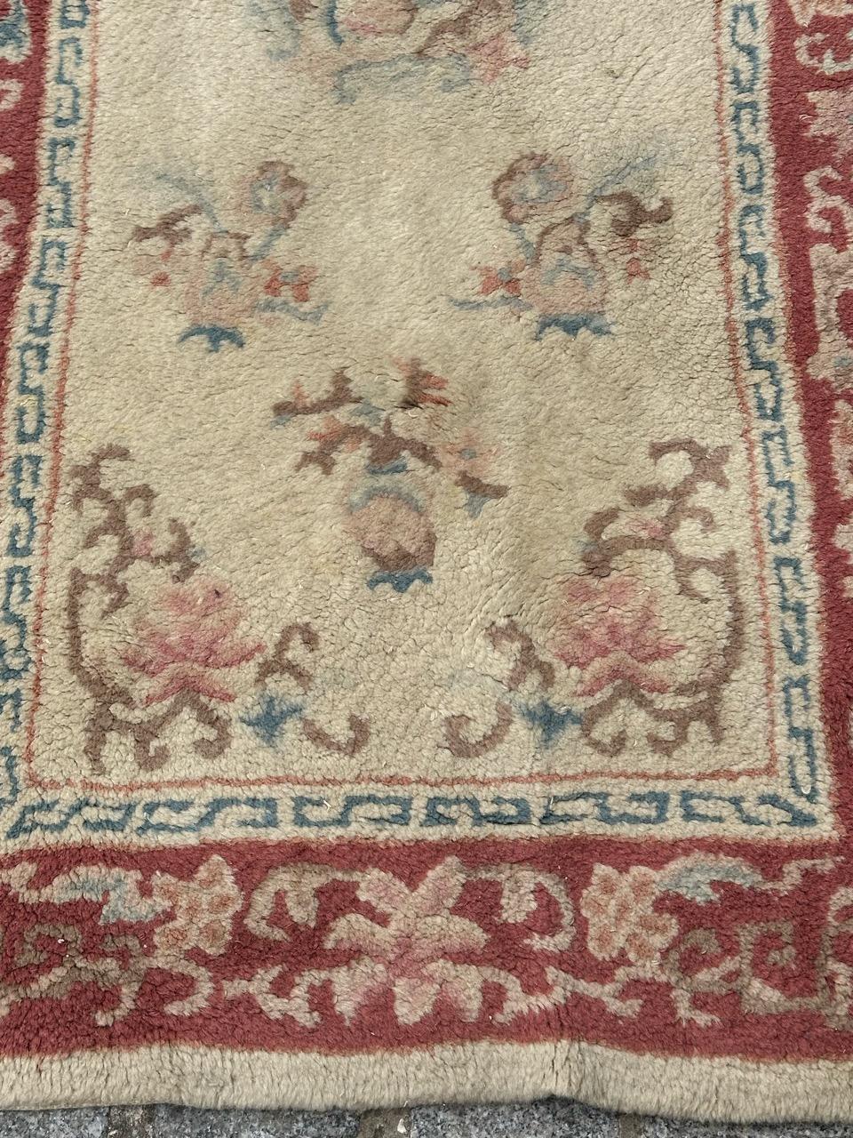 Late 20th Century Pretty vintage Chinese hand tufted rug For Sale