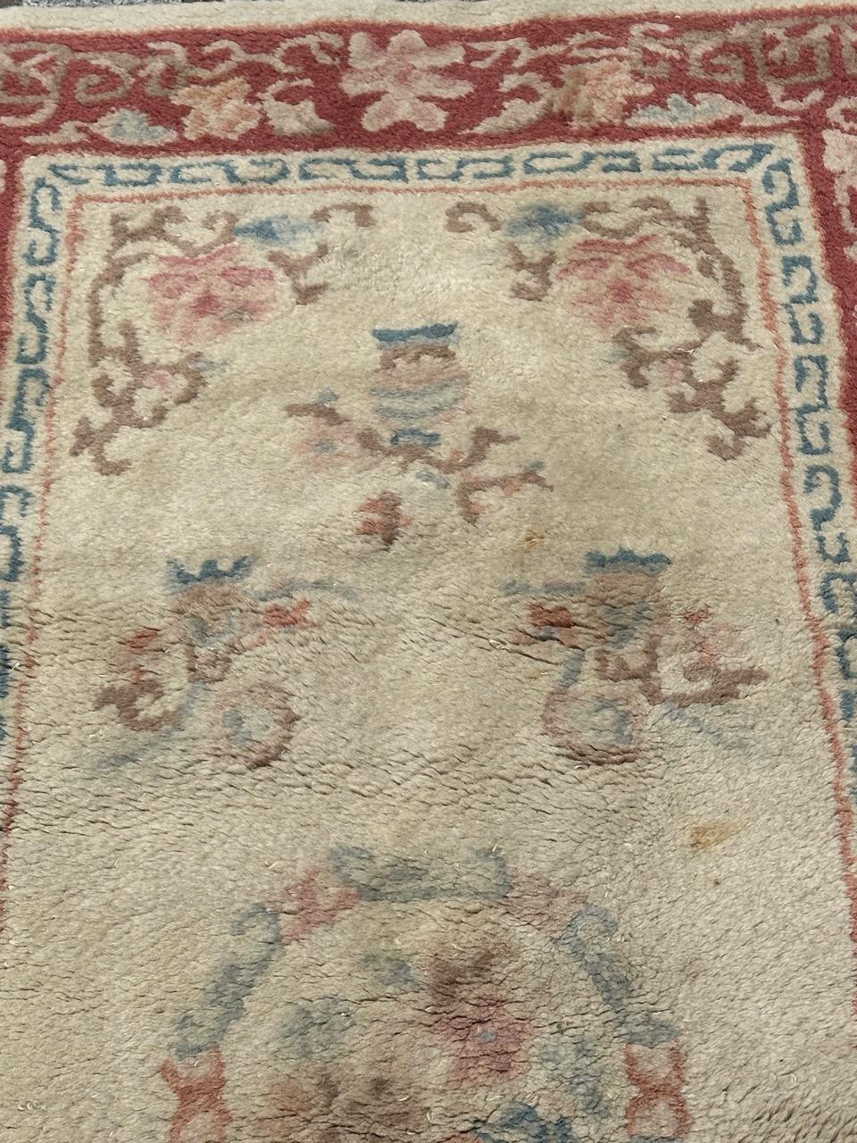 Wool Pretty vintage Chinese hand tufted rug For Sale