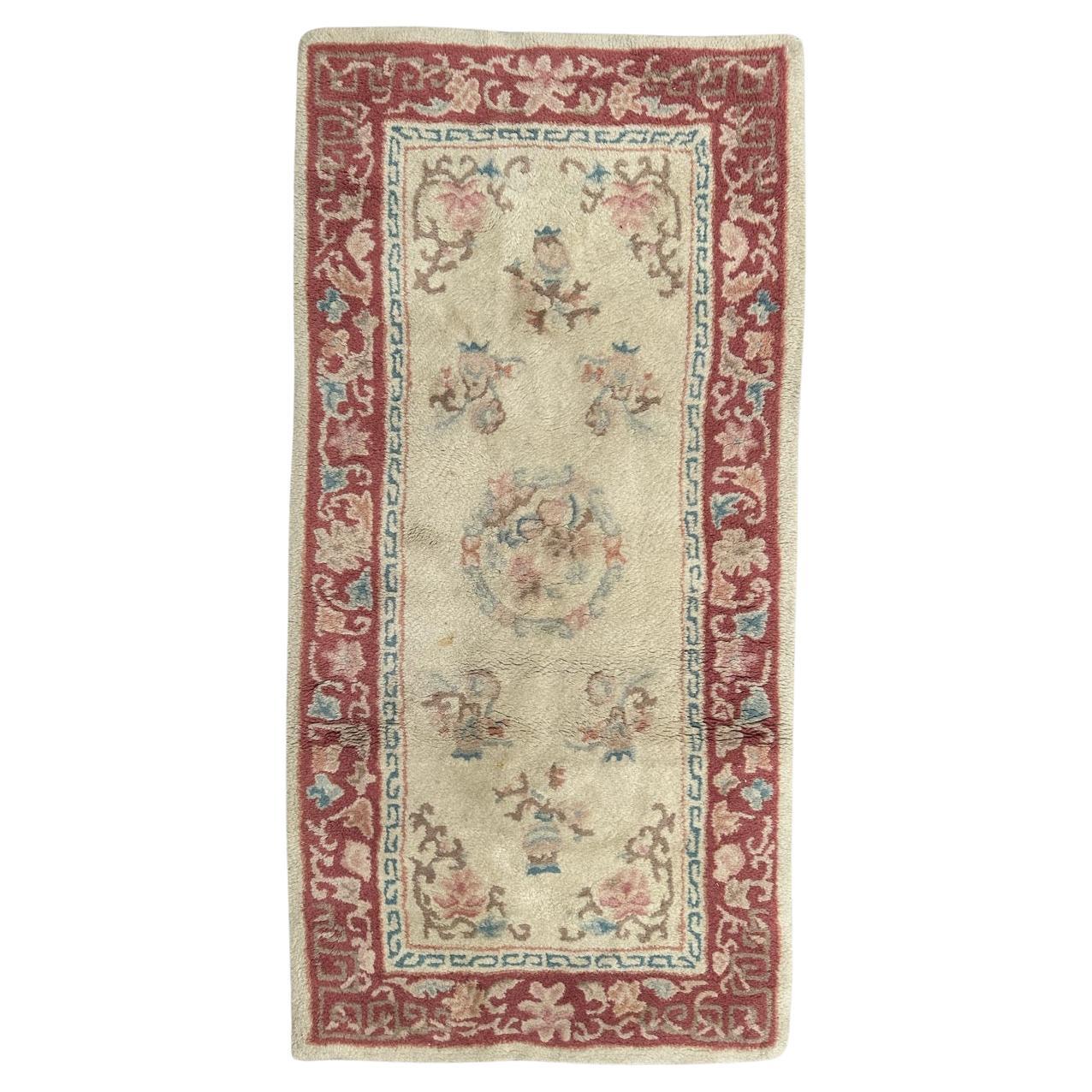 Pretty vintage Chinese hand tufted rug For Sale