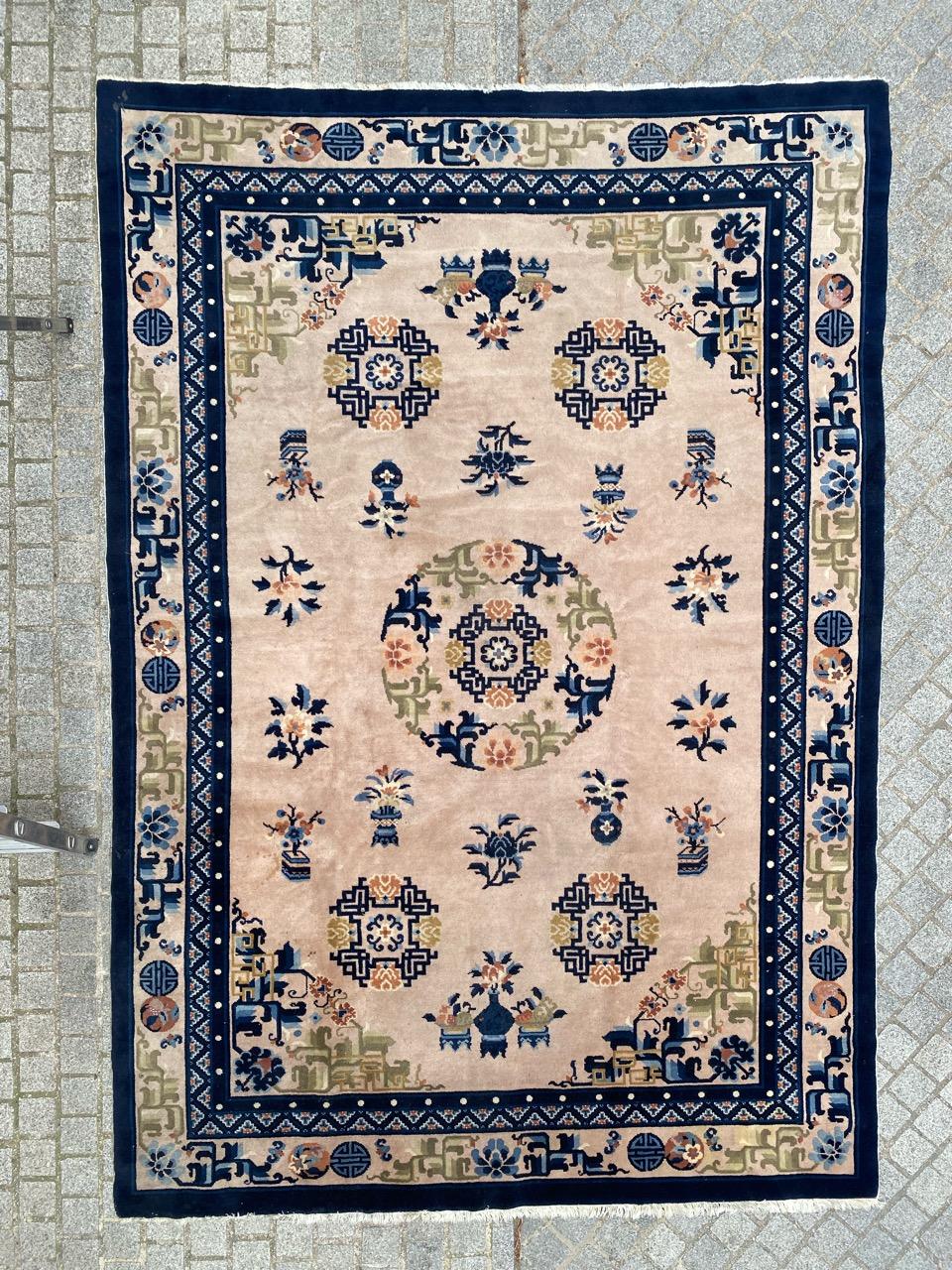Schöner chinesischer Peking-Teppich aus der Mitte des Jahrhunderts mit schönem chinesischen Art-Déco-Design und schönen Farben, komplett handgeknüpft mit Wollsamt auf Baumwollbasis.

✨✨✨
