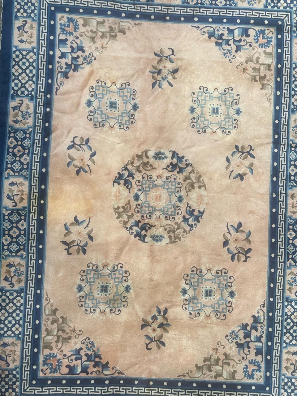 Schöner chinesischer Peking-Teppich aus der Mitte des Jahrhunderts mit schönem chinesischen Art-Déco-Design und schönen Farben, komplett handgeknüpft mit Wollsamt auf Baumwollbasis.

✨✨✨
