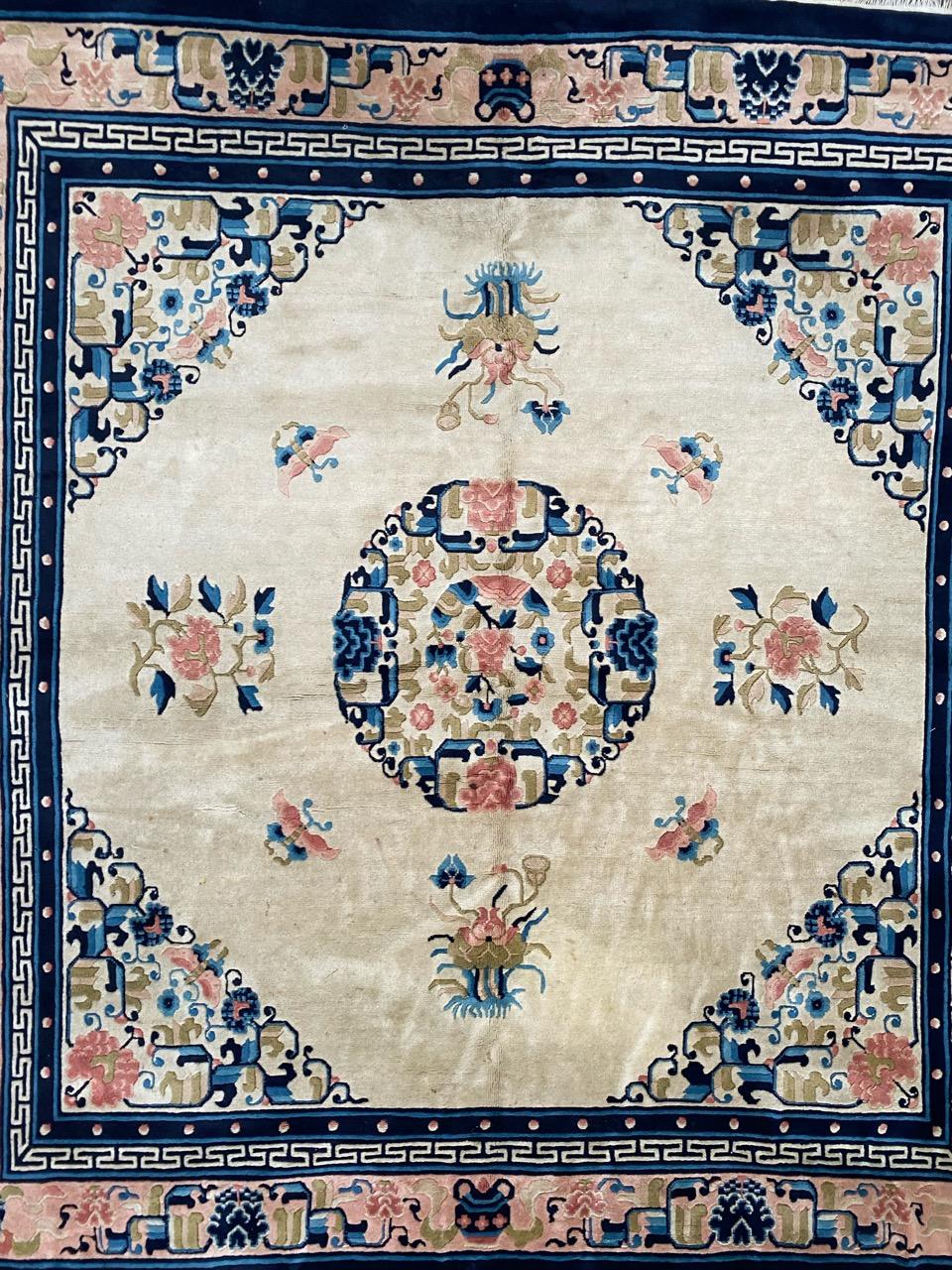 Sehr schöner chinesischer Peking-Teppich aus der Mitte des Jahrhunderts mit schönem chinesischen Art-Déco-Design und schönen hellen Farben, vollständig und fein handgeknüpft mit Wollsamt auf Baumwollbasis.

✨✨✨
