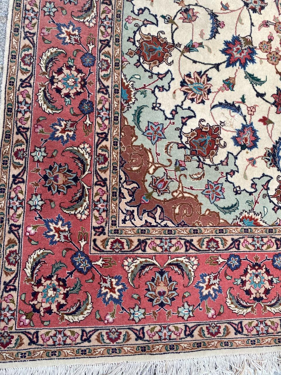 Wunderschöner, feiner Täbriz-Teppich aus dem späten 20. Jahrhundert mit schönem Blumen- und Zentralmedaillon-Muster und schönen Farben, vollständig und sehr fein handgeknüpft mit Wolle und Seidensamt auf Baumwollgrund.
