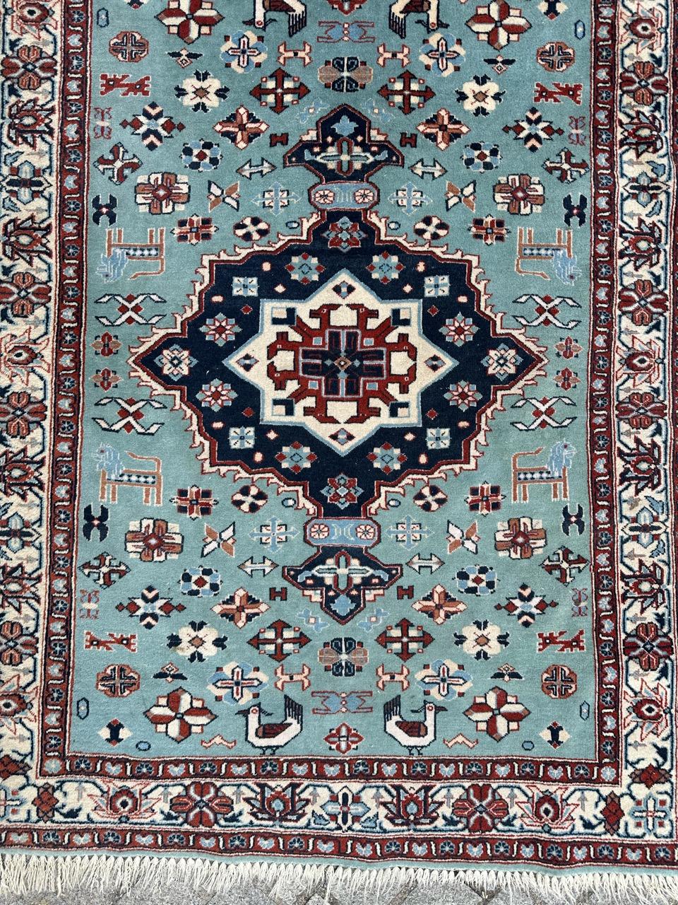 Grazioso tappeto turco vintage con un bel design e splendidi colori nelle tonalità del blu cielo, blu navy, rosso, arancione e bianco, interamente e finemente annodato a mano con lana su base di lana.

✨✨✨
