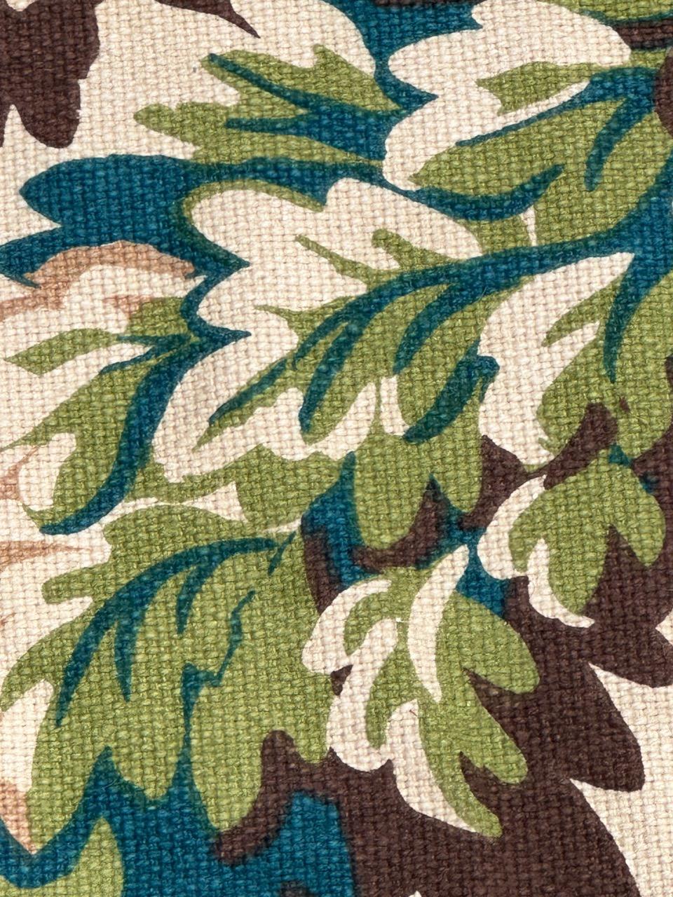 Pretty Vintage Französischer handgedruckter Wandteppich im Aubusson-Stil von Roga im Angebot 2