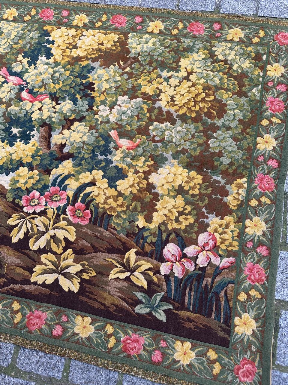 Nizza Mitte des Jahrhunderts Französisch Aubusson-Stil Wandteppich mit schönen Design eines verliebten Paares, in den Wald, mit Bäumen, Blumen und einige Vögel. im Hintergrund können wir ein Haus zu sehen. ziemlich hellen Farben, in den