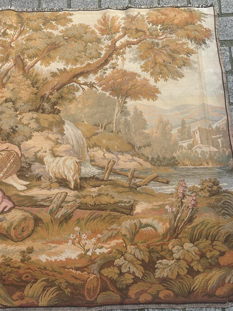 Exquisiter Wandteppich aus der zweiten Hälfte des 20. Jahrhunderts mit dem Motiv einer Familie am Strand. Das bezaubernde Stück zeigt eine Szene mit drei Frauen, einem Kind und einem Mann sowie einigen Tieren in einem von Flüssen umgebenen Wald. Mit