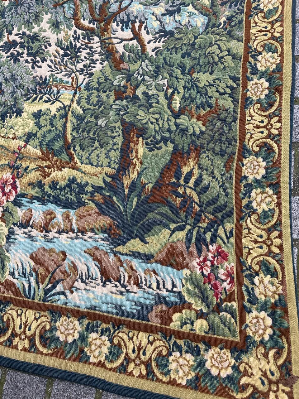 Schöner französischer Wandteppich im Aubusson-Stil mit einem schönen Muster aus dem 18. Jahrhundert, das eine grüne Landschaft mit einem Teich zeigt.

Bringen Sie mit diesem Wandteppich, der eine Szene aus der Natur zeigt, eine kleine Erinnerung an