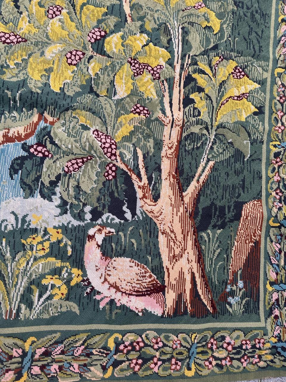 Grazioso arazzo vintage francese a punto d'ago in stile Aubusson, disegno medievale in vendita 3