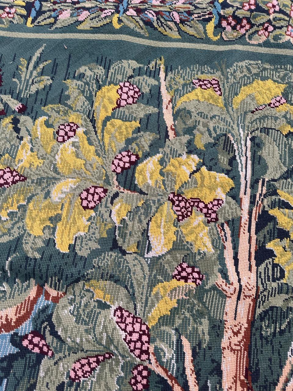 Grazioso arazzo vintage francese a punto d'ago in stile Aubusson, disegno medievale in vendita 4