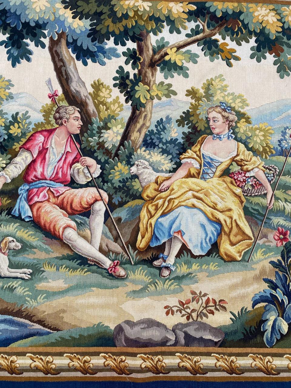 Très belle tapisserie d'Aubusson française du milieu du siècle avec un beau design galant et de belles couleurs, entièrement tissée à la main à la manufacture d'Aubusson avec de la laine et de la soie.

✨✨✨
