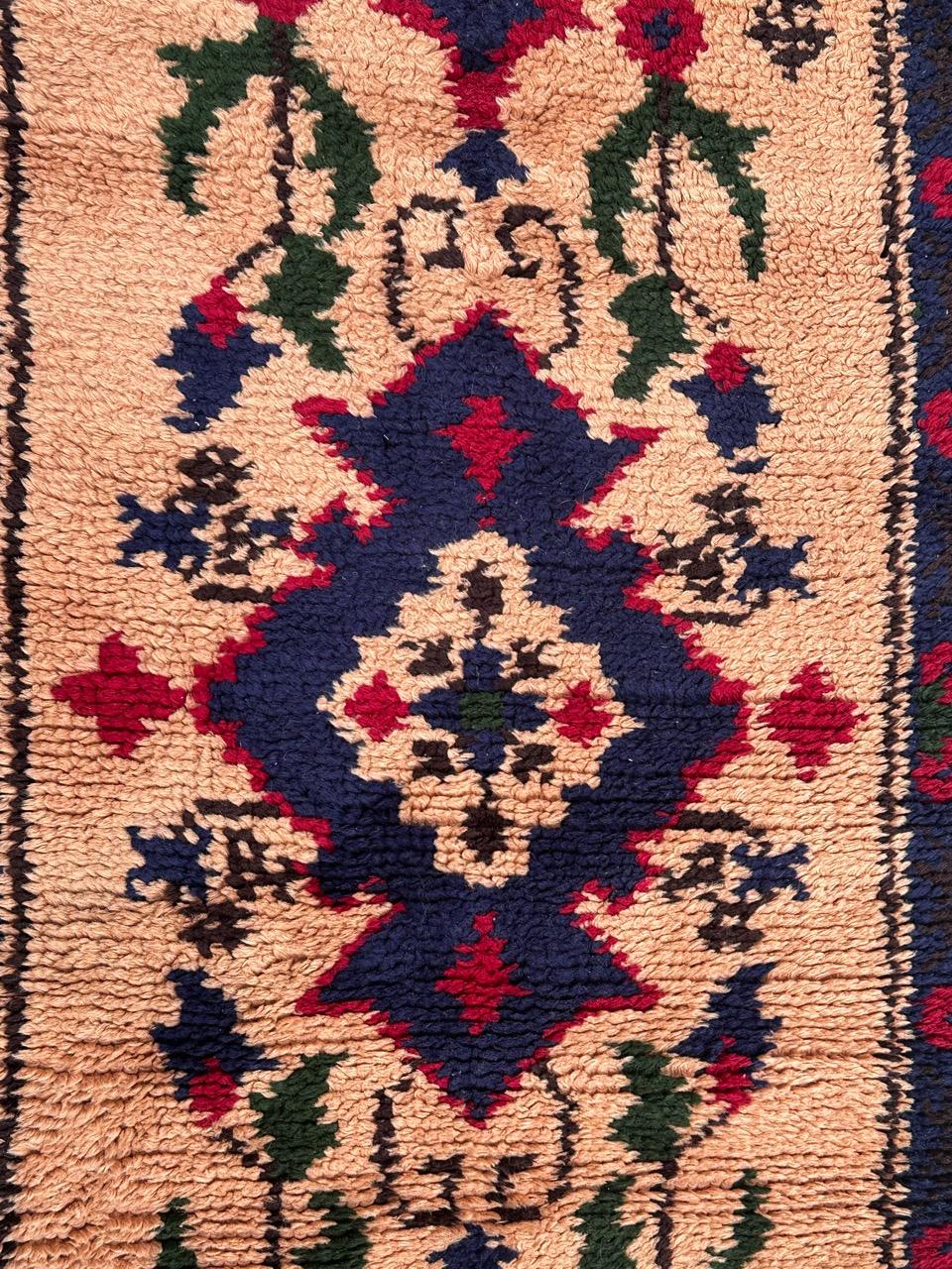 Schöner französischer handgeknüpfter Cogolin-Teppich aus der Mitte des Jahrhunderts mit schönem geometrischen Oushak-Muster und schönen Farben mit hellem Orange, Marineblau, Rot und Grün. Vollständig handgeknüpft mit Wolle auf Baumwollbasis