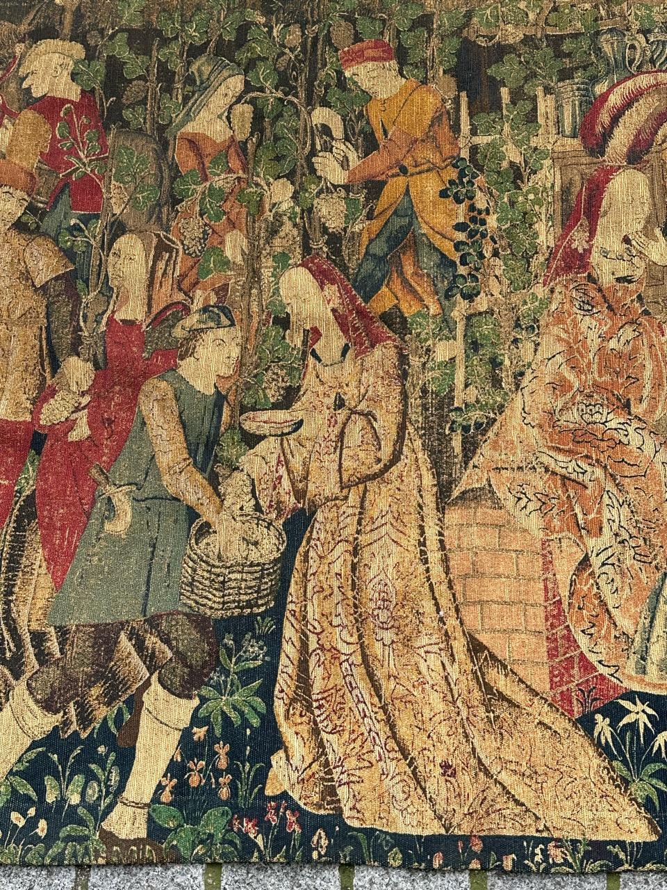 Découvrez l'élégance de cette tapisserie française du milieu du siècle, imprimée à la main, qui reprend le dessin exquis de la célèbre tapisserie du musée médiéval de Cluny, 