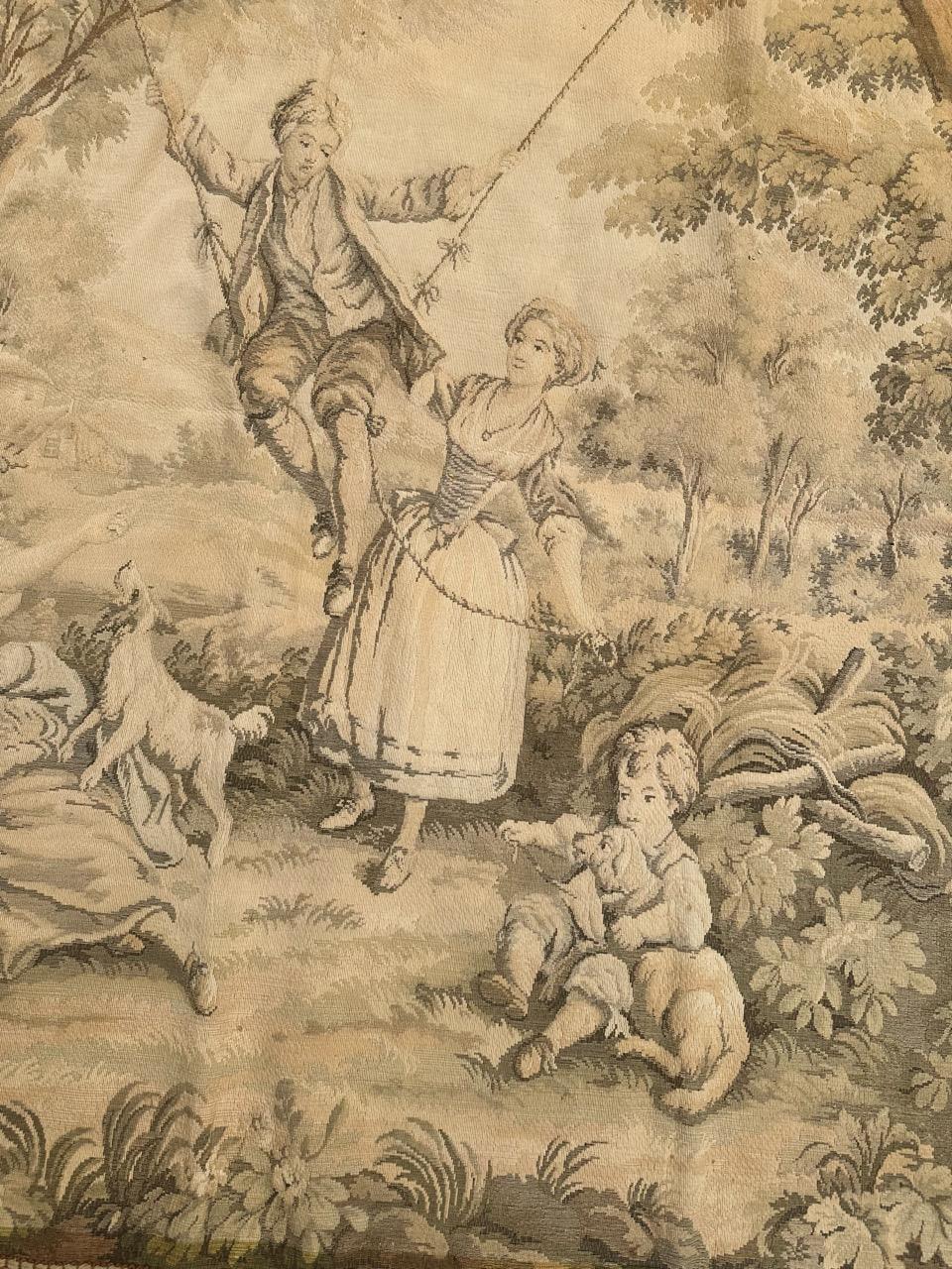 Entdecken Sie den exquisiten Charme dieses französischen Wandteppichs aus der Mitte des 20. Jahrhunderts, der in französischen Werkstätten auf Jacquard-Webstühlen sorgfältig gewebt wurde. Es ist aus einer Mischung aus Baumwolle und Wolle gefertigt