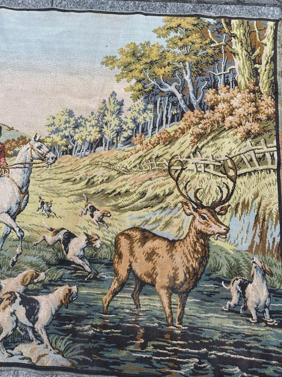 Entdecken Sie die Eleganz dieses exquisiten französischen Wandteppichs mit der charmanten Szene einer Jagd mit Hunden. 

Sie können sehen: Reiter in Jagdkleidung (rote Mäntel, helle Reithosen, hohe Stiefel), auf Pferden sitzend, begleitet von einer