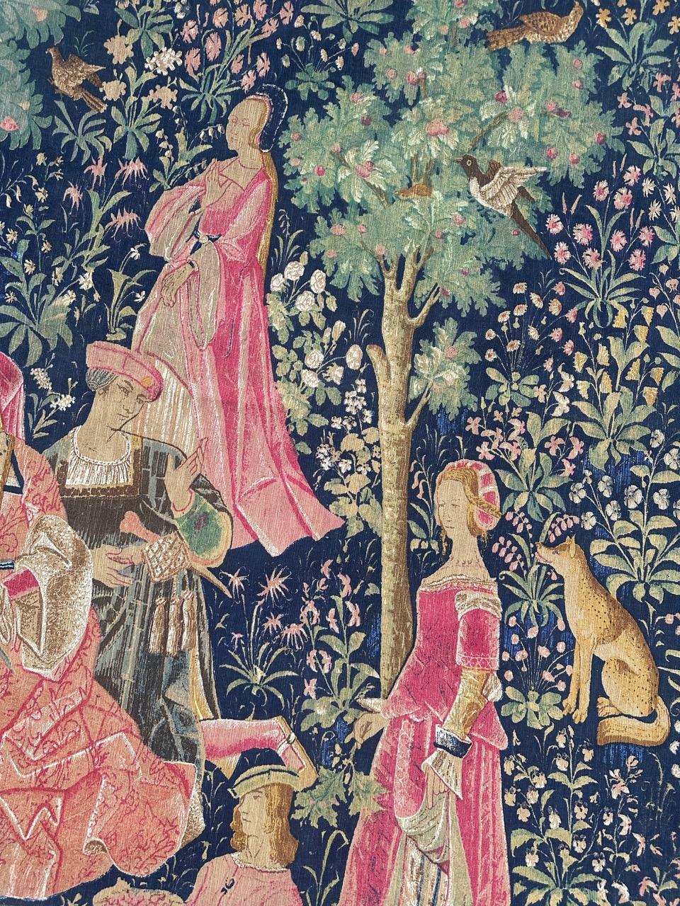 Schöner französischer handbedruckter Wandteppich mit schönem mittelalterlichen Design und schönen Farben. Entdecken Sie einen atemberaubenden Wandteppich aus der Mitte des 20. Jahrhunderts, der in sorgfältiger Handarbeit auf eine Baumwollgrundlage