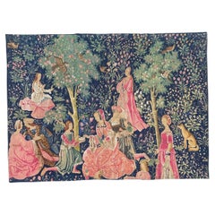 grazioso arazzo serigrafato francese d'epoca dal design medievale "feste galanti"