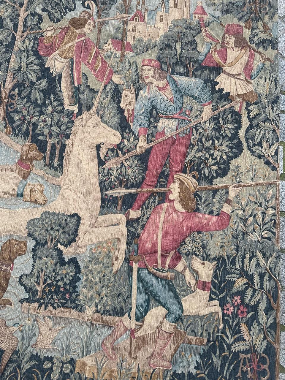 Entdecken Sie die Eleganz dieses französischen Wandteppichs im Aubusson-Stil aus der Mitte des Jahrhunderts, der mit Wolle und Baumwolle im Siebdruckverfahren von Hand hergestellt wurde und das exquisite Design des berühmten mittelalterlichen