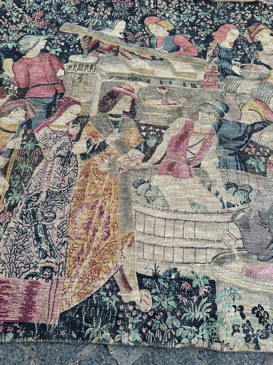 Grazioso arazzo francese vintage serigrafato con disegno medievale 