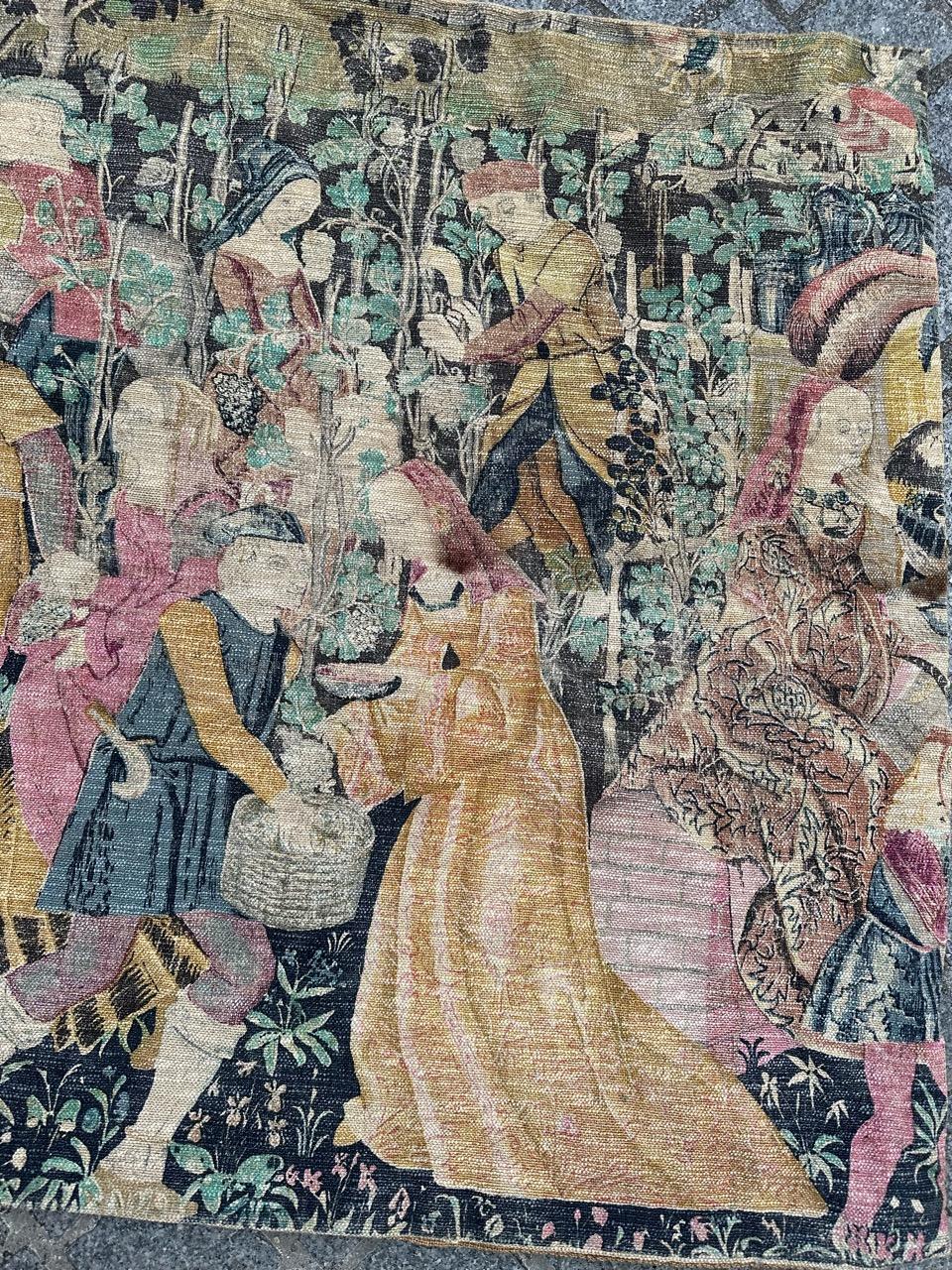 Scopri l'eleganza di questo arazzo in stile Aubusson francese della metà del secolo scorso, realizzato in lana e cotone con il metodo della serigrafia a mano, che riprende lo squisito disegno del famoso arazzo medievale 