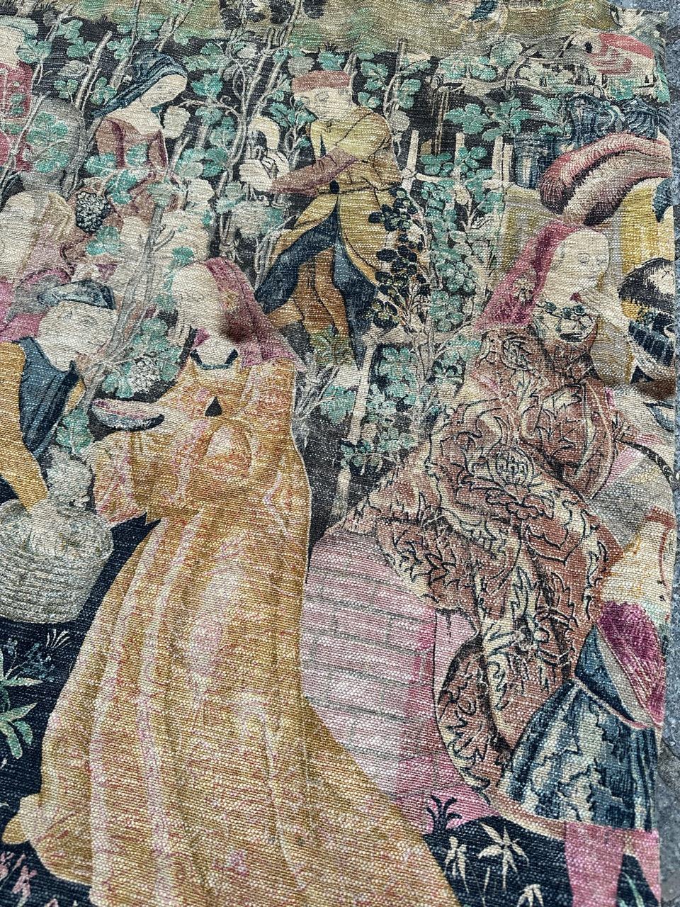 Grazioso arazzo francese vintage serigrafato con disegno medievale 