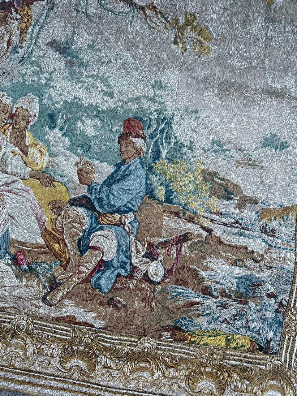 Hübscher französischer Siebdruck-Wandteppich von Hand mit schönem Design und schönen Farben. Entdecken Sie einen atemberaubenden Wandteppich aus der Mitte des 20. Jahrhunderts, der in sorgfältiger Handarbeit im Siebdruckverfahren auf eine