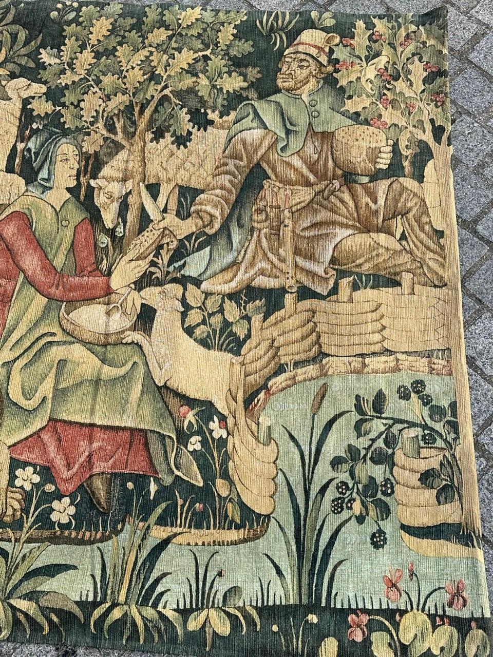 Découvrez l'élégance de cette tapisserie sérigraphiée à la main, datant du milieu du siècle dernier et reprenant le dessin exquis de la célèbre tapisserie du musée médiéval, I+I 