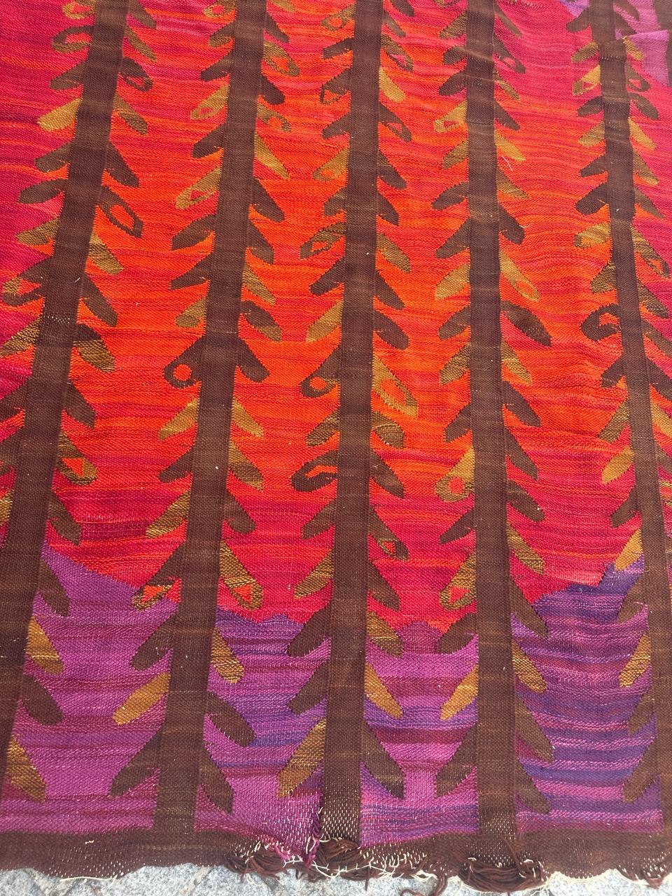 Très beau tapis moderne Scandinavian mid century avec un joli design et de belles couleurs, entièrement tissé à la main en laine sur une base en coton.
Le nom du créateur n'est pas indiqué, mais il doit s'agir d'un artiste de renom.

✨✨✨
