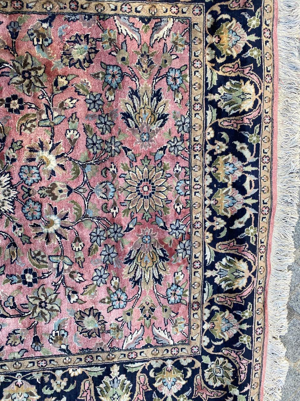 Schöner Kaschmirteppich aus der Mitte des Jahrhunderts mit schönem Blumenmuster und schönen Farben, komplett handgeknüpft mit Wolle und Seidensamt auf Baumwollbasis.

✨✨✨
