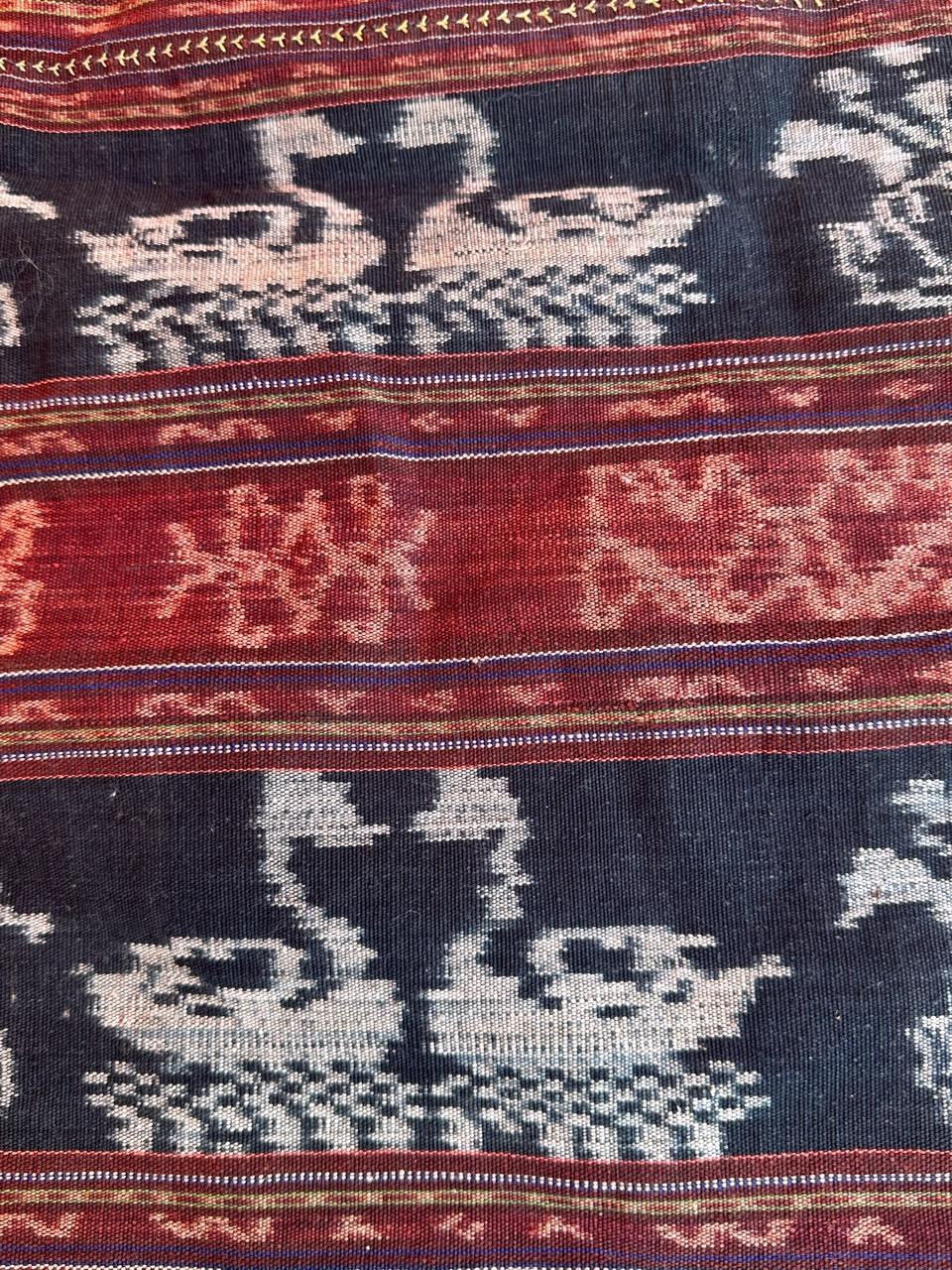Bobyrug’s Vintage Indonesian Ikat Tapestry or Tablecloth In Good Condition For Sale In Saint Ouen, FR