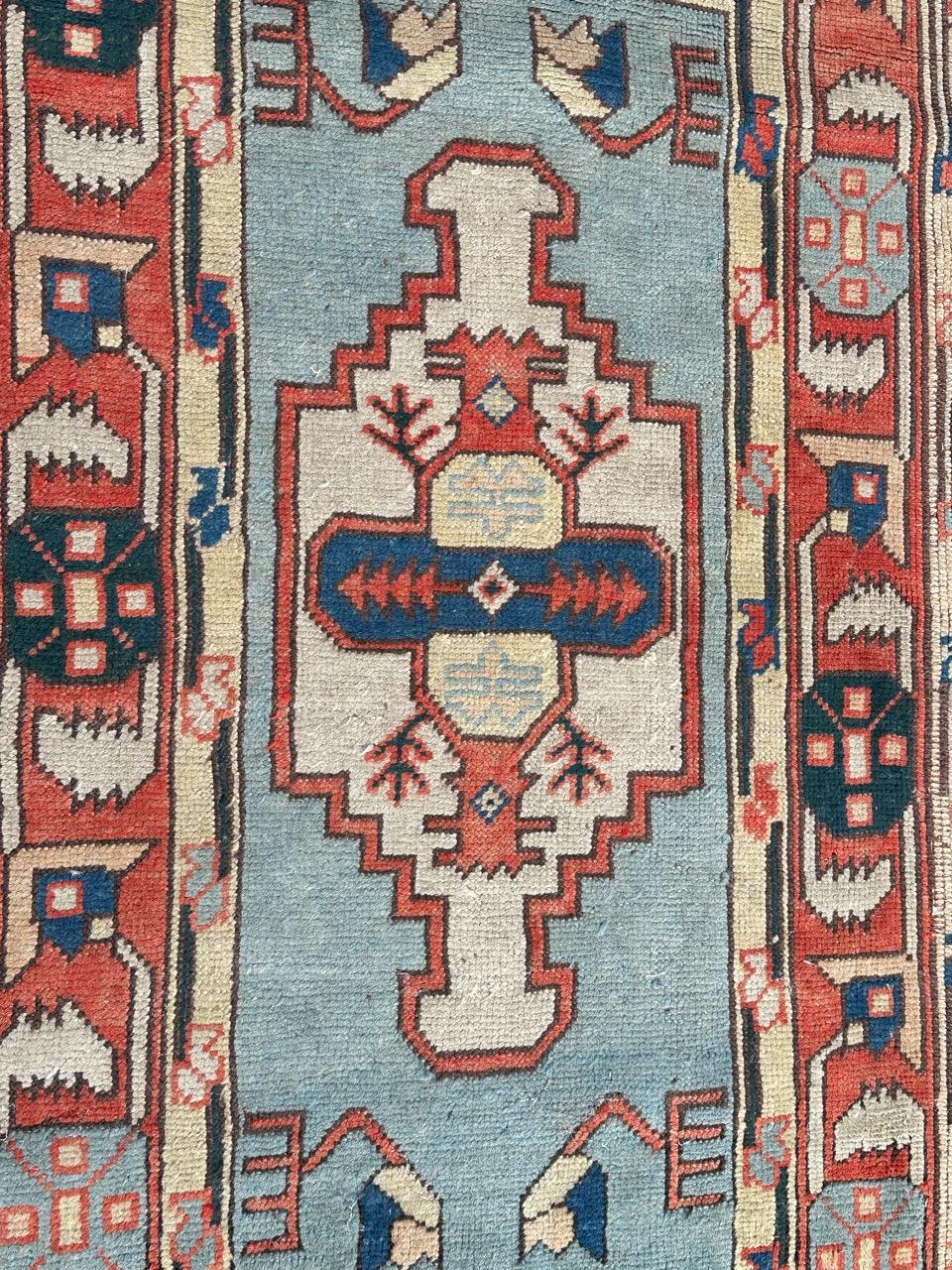 Schöner türkischer Teppich aus der Mitte des Jahrhunderts mit geometrischem Muster und schönen Farben in Himmelblau, Marineblau, Gelb, Orange und Weiß, komplett handgeknüpft mit Wolle auf Wollbasis.

✨✨✨
