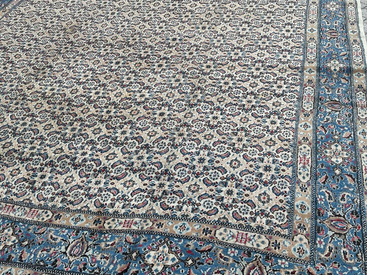 Bel tappeto Dorokhsh di grandi dimensioni della metà del secolo con un bellissimo disegno Herati all over e bei colori con uno sfondo bianco e blu, rosa, giallo e nero sul disegno, interamente annodato a mano con lana su base di cotone. 
Alcuni