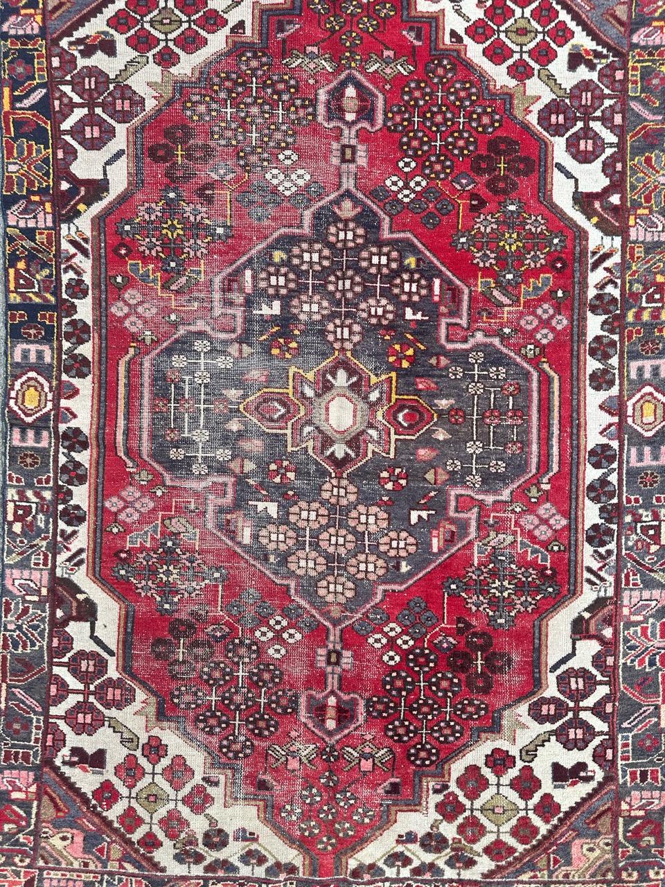 Bonita alfombra de mazlagán de mediados de siglo con bonito diseño estilizado y geométrico y bonitos colores con campo rojo, gris, rosa, amarillo, verde, blanco y negro, anudada totalmente a mano con lana sobre base de algodón. Algunos desgastes y