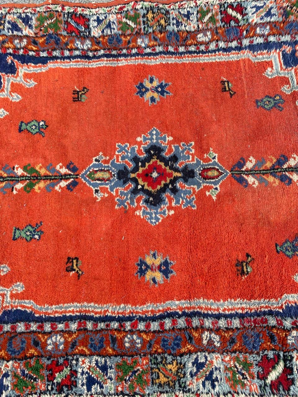 Le joli tapis marocain vintage de Bobyrug en vente 3